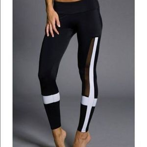 NWT Onzie black/white Power Leggings 256